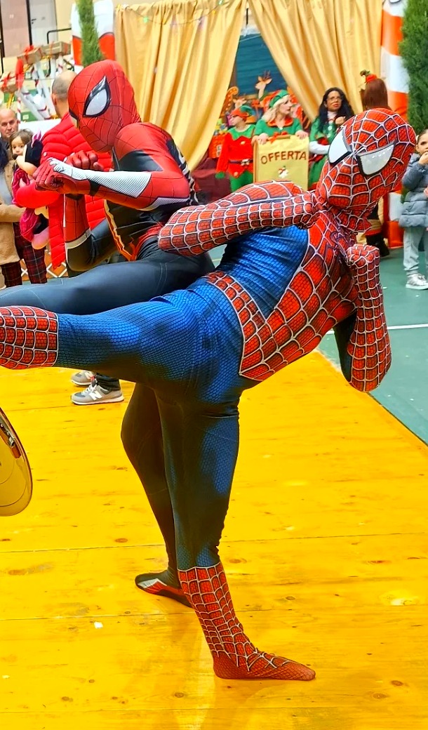 Andrea Leo e Roberto Cataldi nei panni di Spider-Man