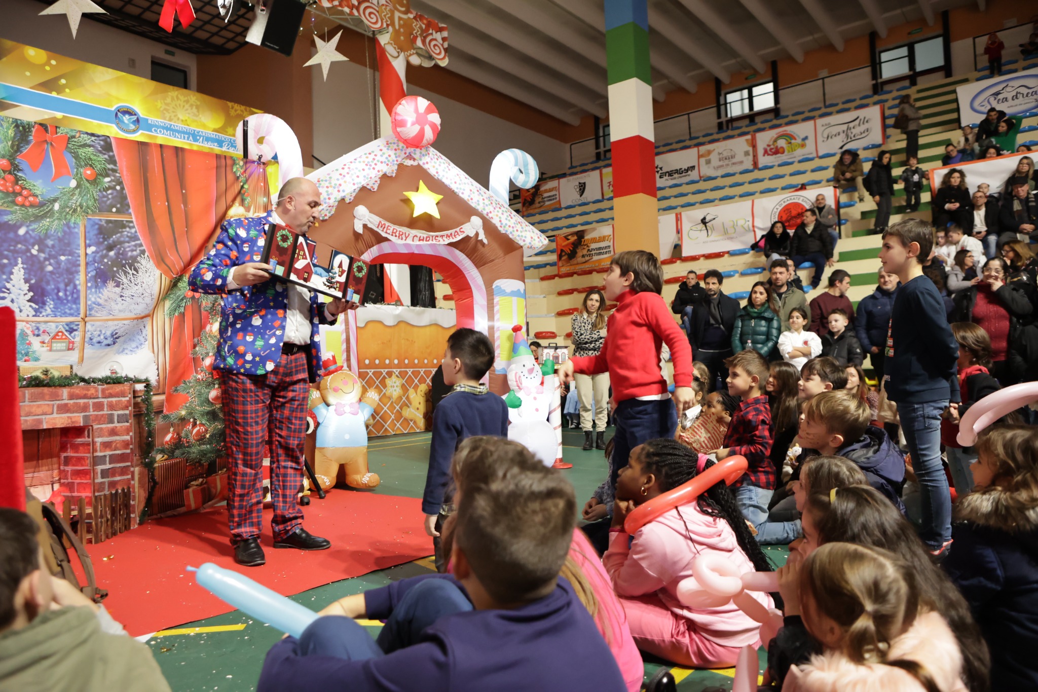 Spettacolo di magia davanti ai bambini