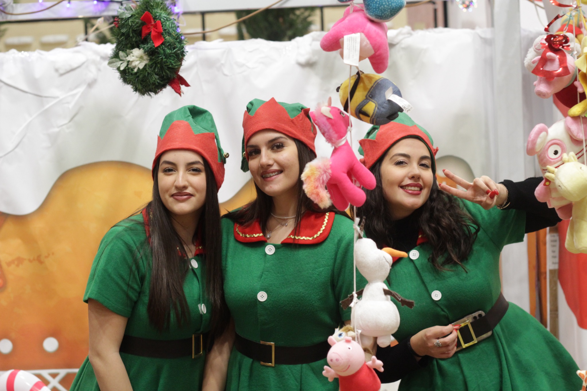 Tre elfe sorridenti durante l'evento