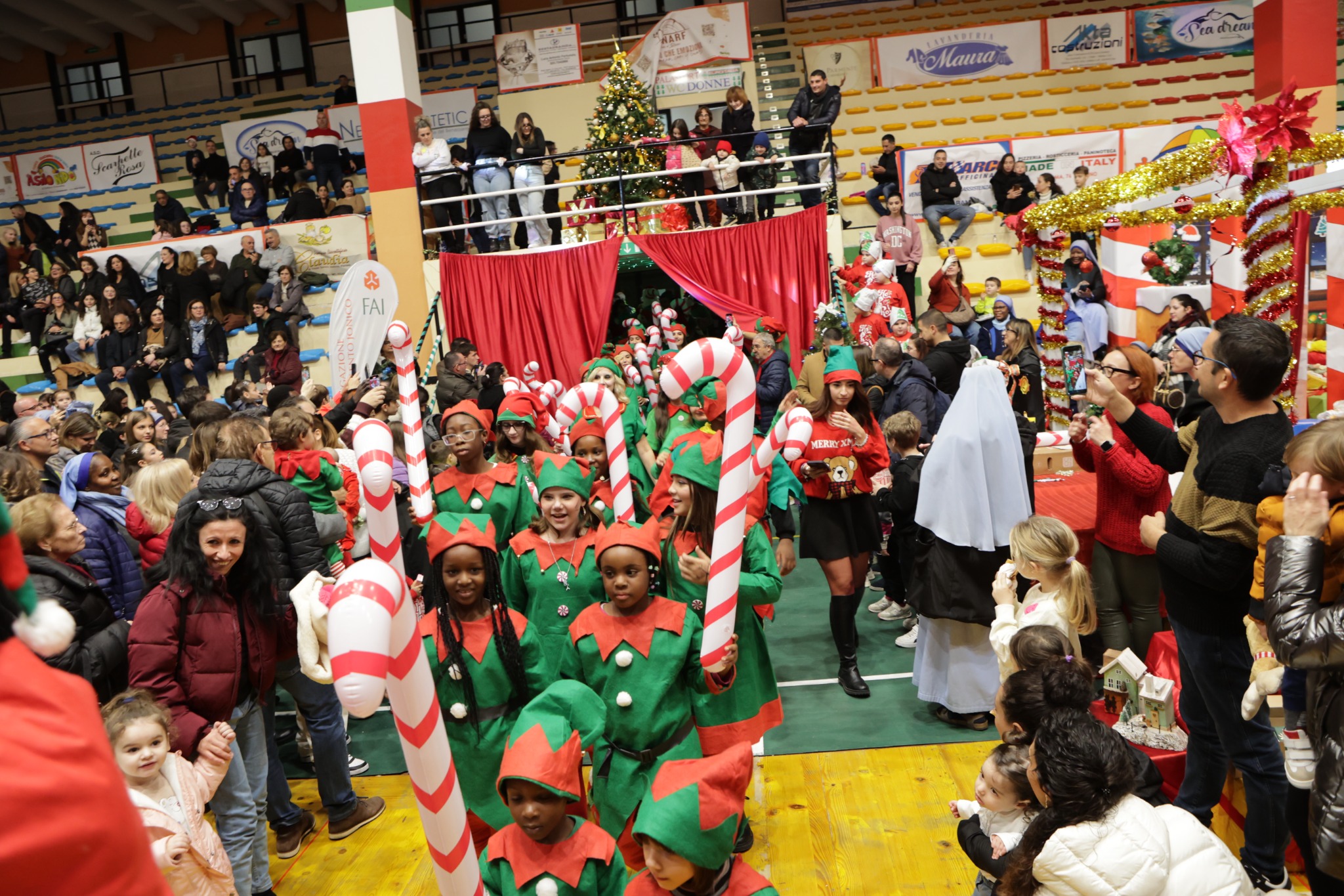 Parata degli elfi tra il pubblico di Bimbi in Festa