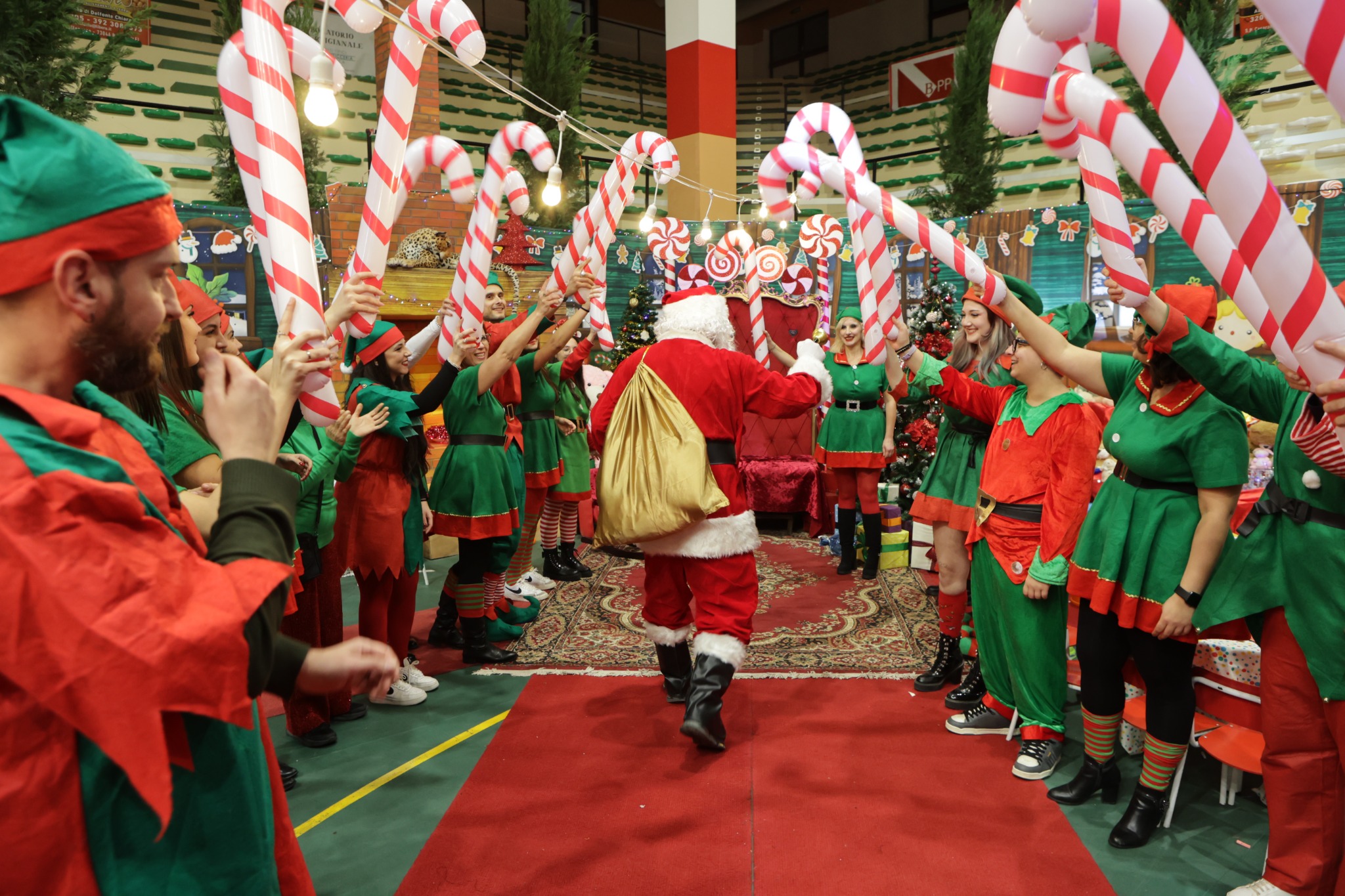 Ingresso di Babbo Natale tra gli elfi con i bastoncini di zucchero