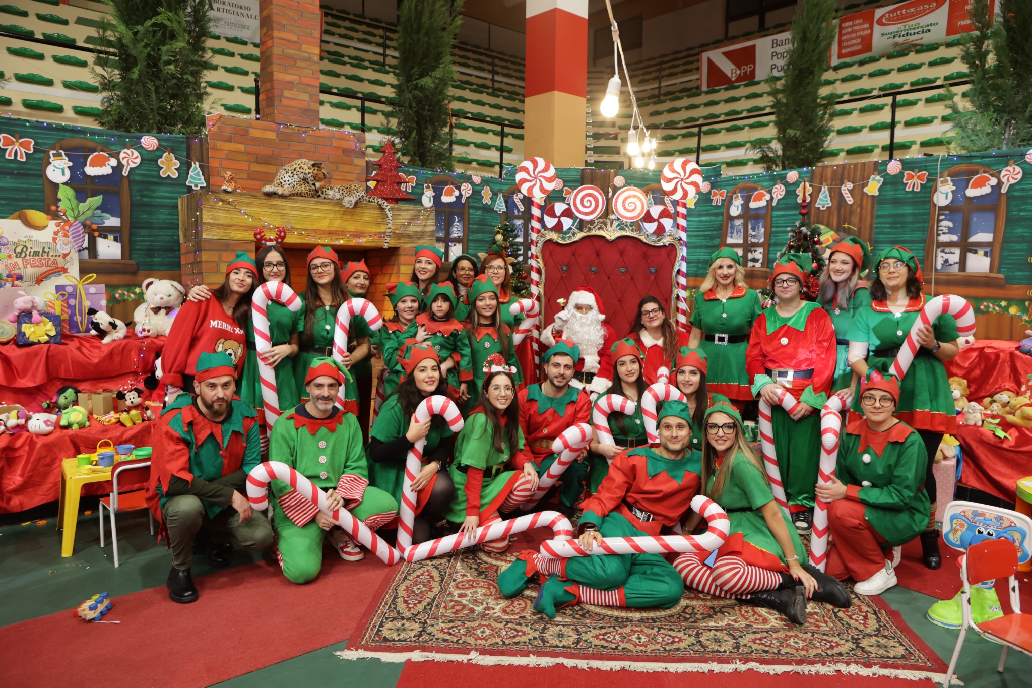 Il gruppo degli elfi con Babbo Natale nel Villaggio