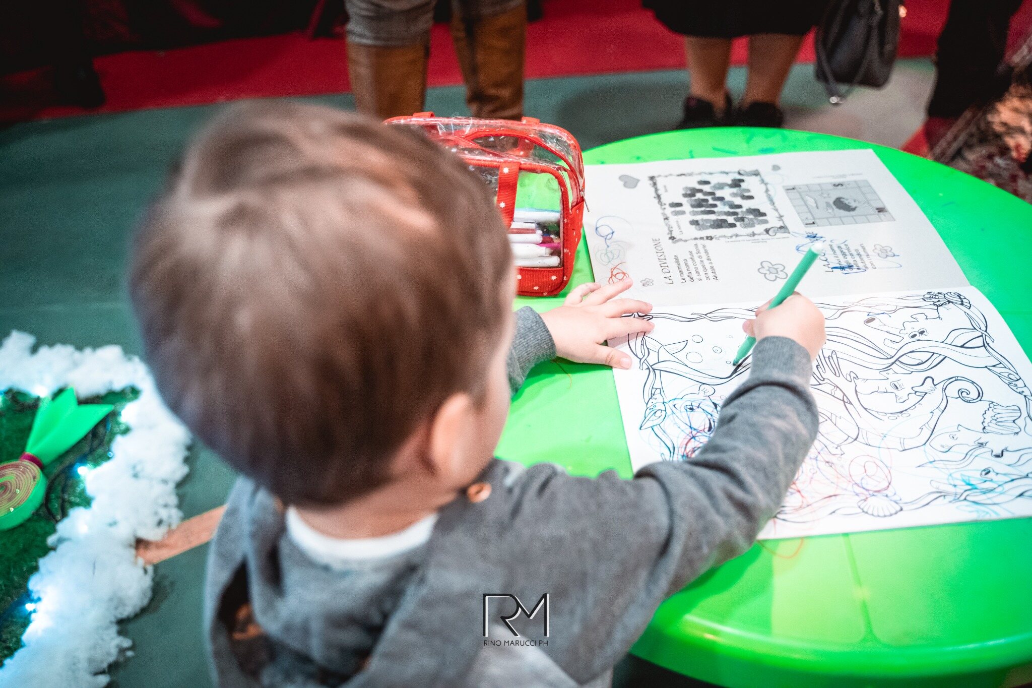 Un bambino colora durante i laboratori di Bimbi in Festa