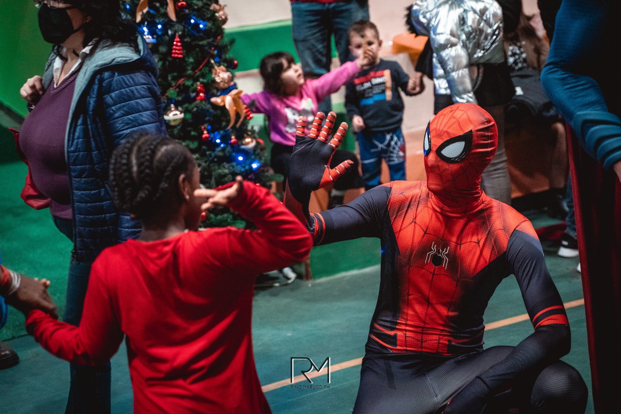 Spider-Man saluta i bambini nel Villaggio