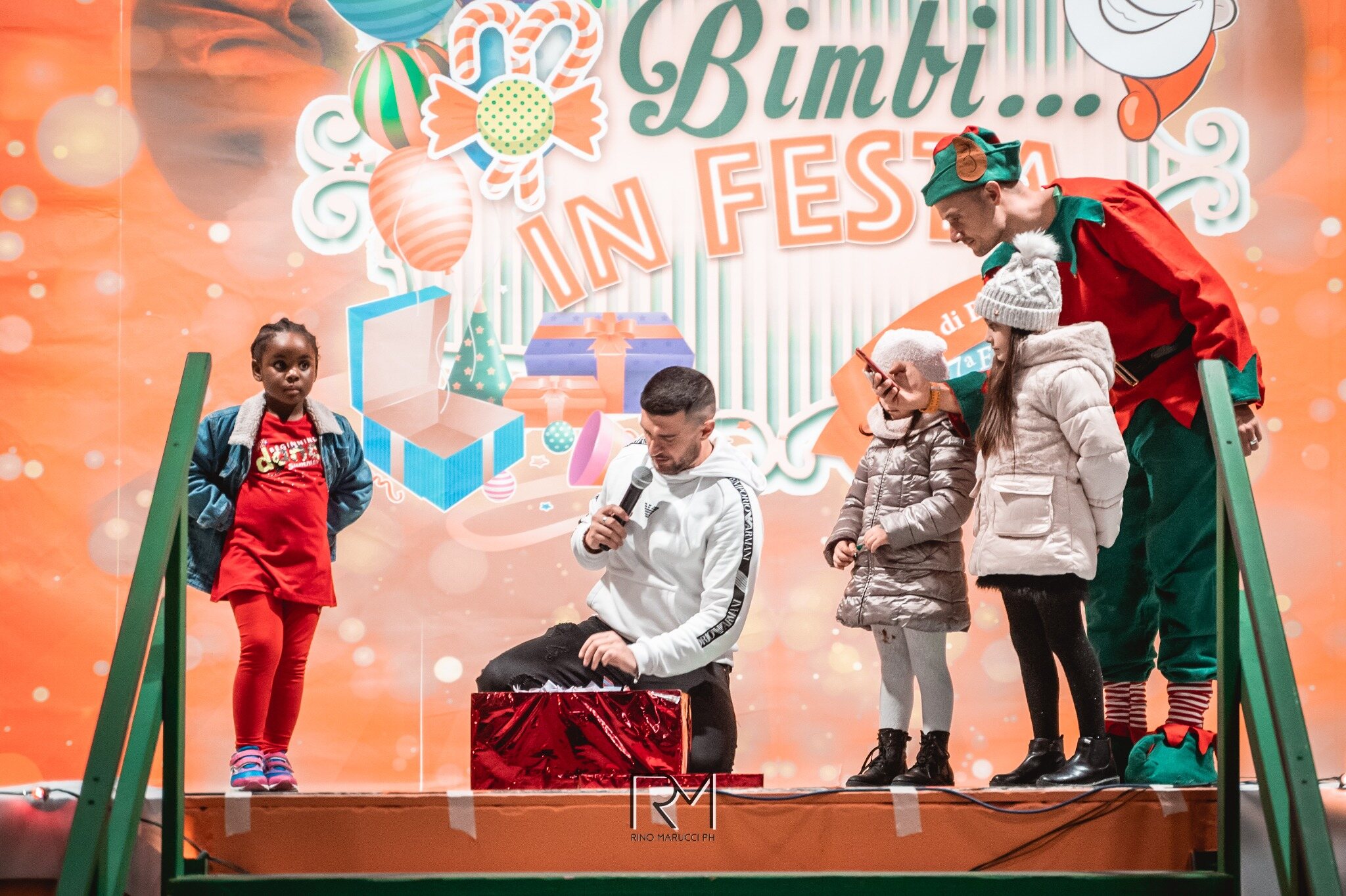 Spettacolo per bambini sul palco di Bimbi in Festa
