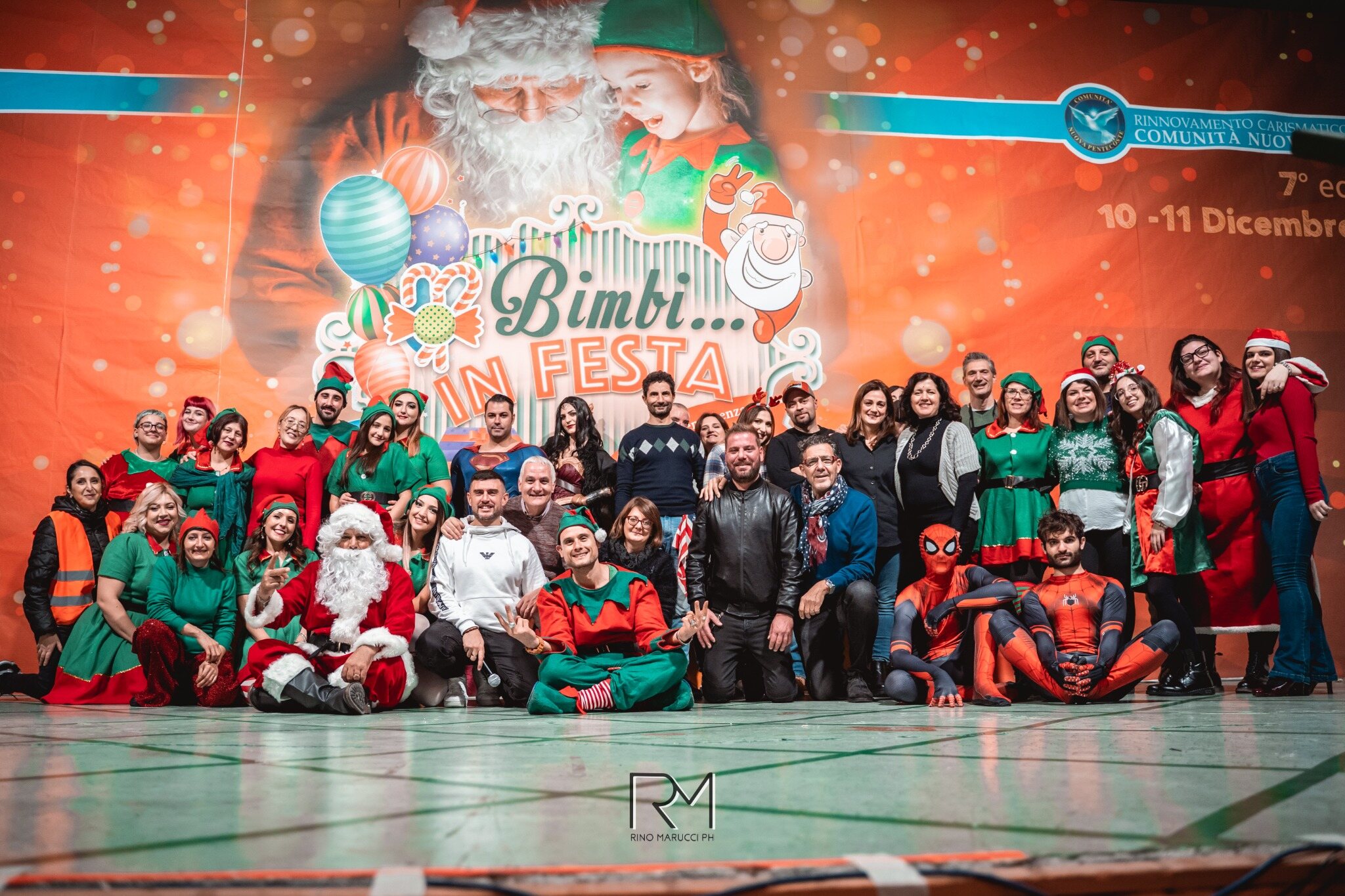 Foto finale di gruppo con volontari, ospiti e personaggi